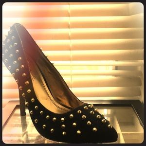 Nice gold and black shoe. Very elegant